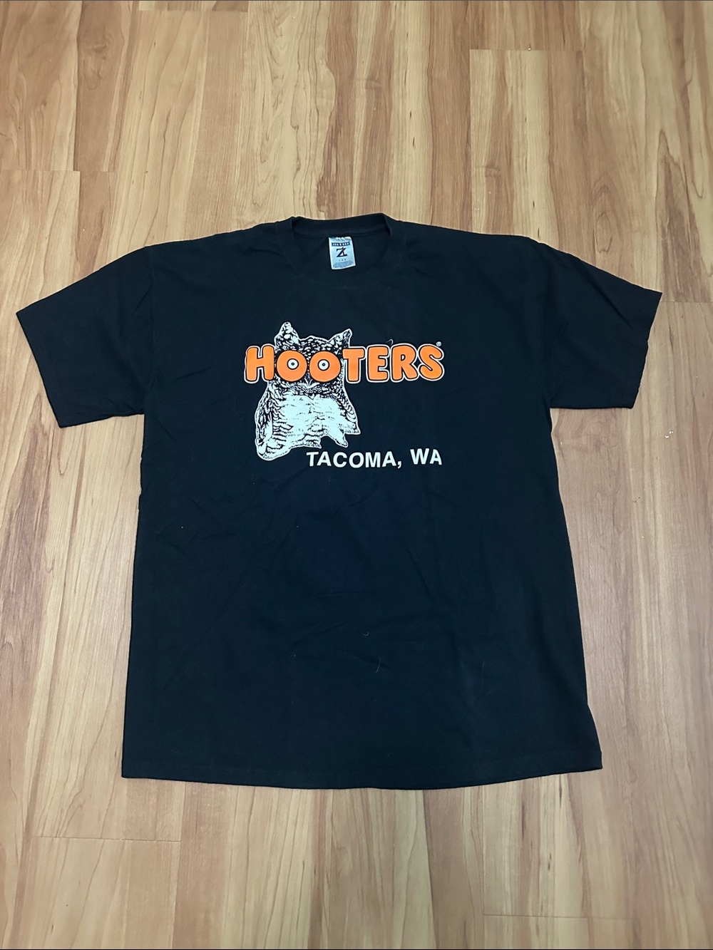 Vintage-style Hooters Black Short Sleeve Tee with Orange Logo Men’s Large